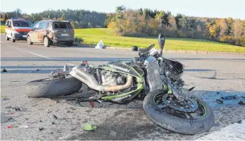  ?? FOTO: THOMAS WARNACK ?? Der Fahrer des Motorrads wurde lebensgefä­hrlich verletzt und musste in eine Klinik gebracht werden.