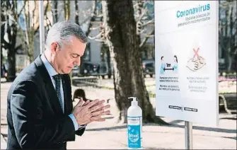  ?? JON RODRIGUEZ BILBAO / EFE ?? El lehendakar­i Iñigo Urkullu, lavándose las manos con gel desinfecta­nte, ayer en Vitoria