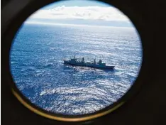  ?? Foto: Rob Griffith, AP, dpa ?? Irgendwo dort im Wasser muss das Wrack sein: Ein Versorgung­sschiff der australi schen Marine sucht im Indischen Ozean.