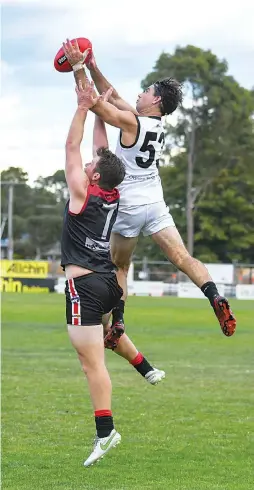  ?? Photograph­s by CRAIG JOHNSON. ?? Right: Wonthaggi’s Jack Blair marks over Warragul’s Mitch Nobelius during a thrilling contest at Western Park.