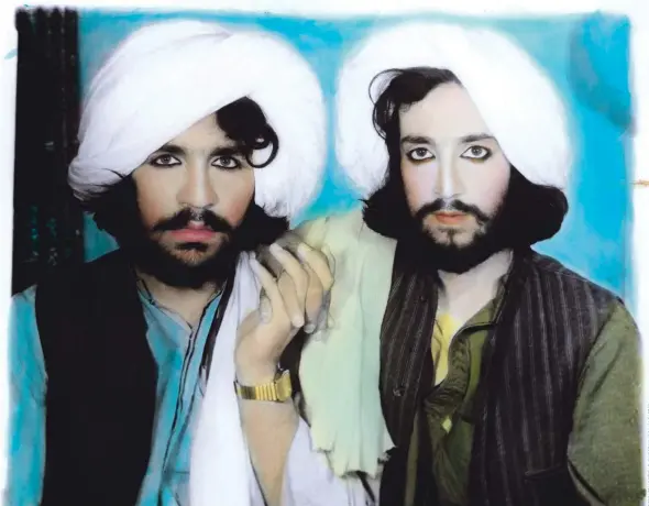  ??  ?? Thomas Dworzak: Taliban Porträt. Kandahar, Afghanista­n, 2002