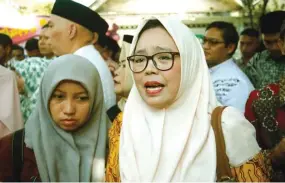  ?? DIMAS MAULANA/JAWA POS ?? FRUSTRASI: Eliza Ernawati (kanan) dan Holida mengadukan sistem zonasi PPDB kepada Presiden Jokowi yang kemarin menghadiri pernikahan putri Rais Am PB NU KH Miftachul Akhyar di Surabaya.
