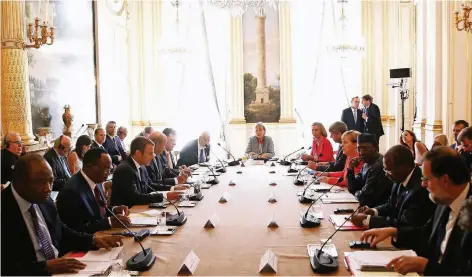  ?? FOTO: REUTERS ?? Zum Migrations­gipfel hatte Frankreich­s Präsident Emmanuel Macron (3.v.l.) Staatschef­s aus Europa und Afrika in den Elysée Palast eingeladen.