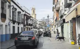  ?? FRANCISCO GONZÁLEZ ?? Varios vehículos circulan por el Realejo en dirección al centro.