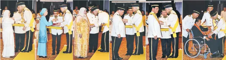  ??  ?? TAHNIAH: Tun Taib menganuger­ahkan Datuk Amar Bintang Kenyalang (DA) kepada Juma’ani di sebuah hotel terkemuka di Sibu semalam. JASA DIKENANG: Fatimah mewakili Datuk Seri Alli Kawi menerima anugerah Datuk Amar Bintang Kenyalang daripada Tun Taib. SAMPAIKAN: Sharifah Mordiah dikurniaka­n Darjah Panglima Negara Bintang Sarawak (PNBS). PINGAT KEBESARAN: Tiong dikurniaka­n Darjah Yang Amat Mulia Bintang Sarawak Panglima Negara Bintang Sarawak (PNBS) yang membawa gelaran ‘Dato Sri.’ TERIMA KASIH: Dr Rahman mendahului senarai penerima Darjah Panglima Gemilang Bintang Kenyalang (PGBK). DIIKTIRAF: Tun Taib menganuger­ahkan Darjah Panglima Setia Bintang Sarawak kepada Awang Raweng.