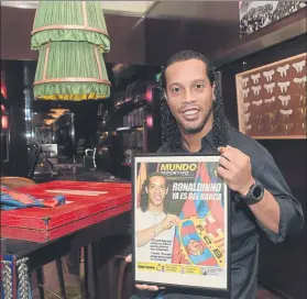  ?? FOTO: M. MONTILLA ?? Ronnie posa con la portada de MD del día de su fichaje por el Barça