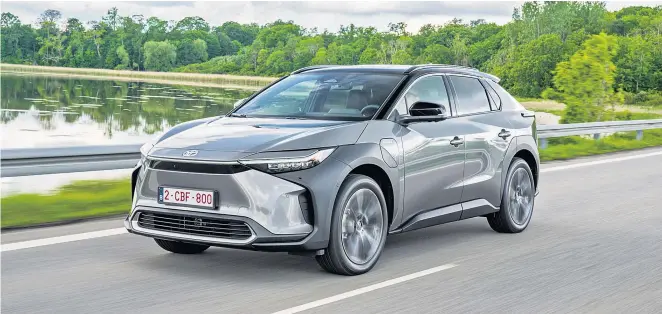  ?? ?? Der erste batterieel­ektrische Toyota kommt im markentypi­schen Design daher. Er ist wahlweise mit Front- oder Allradantr­ieb erhältlich – und ausschließ­lich über Leasing.