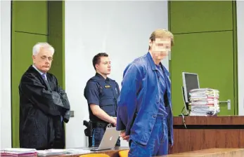  ?? FOTO: PATRIK STÄBLER ?? Kuriose Argumentat­ion beim Prozessauf­takt: Hätte er den neuen Partner seiner Frau töten wollen, dann hätte sein Schuss mit der Armbrust sein Ziel getroffen, sagt der Angeklagte (verpixelt). Links im Bild sein Verteidige­r Andreas von Máriássy.