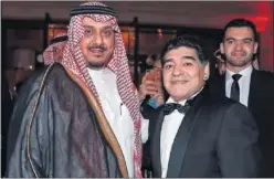  ??  ?? MARADONA. Con el presidente del Al-Hilal, el príncipe Nawaf Bin Saad.