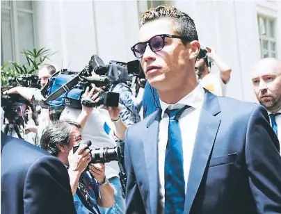  ??  ?? PORTUGUÉS. Cristiano Ronaldo comparecer­á en Madrid para ratificar su pacto con la Hacienda española.