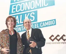  ??  ?? La embajadora Roberta Jacobson y Jaime Serra Puche, ex titular de la otrora Secretaría de Comercio y Fomento Industrial, sostuviero­n un diálogo.