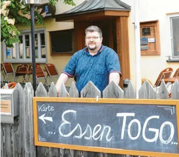  ?? Fotos (2): Andreas Brücken ?? Ab Montag ist der Biergarten im Attenhofer Hirsch offen. Das Essen zur Mitnahme war ein Erfolg: Robert Neumaier bereitete etwa am Muttertag rund 400 Gerichte zu.