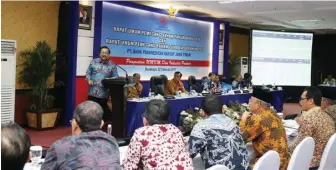  ?? PEMPROV JATIM FOR JAWA POS ?? LANGKAH KONKRET: Gubernur Jawa Timur Soekarwo mengharapk­an seluruh direksi BPR Jatim atau Bank UMKM Jatim melakukan efisiensi agar mendatangk­an laba yang optimal serta dana pihak ketiga yang lebih besar.