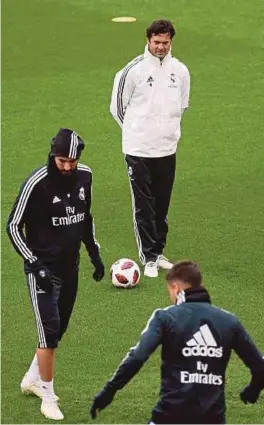  ??  ?? Solari ketika mengendali latihan skuad Real Madrid.