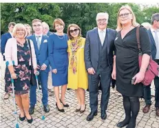  ?? FOTO: STEINERT ?? Elke Büdenbende­r und Frank-Walter Steinmeier mit den Lesern der Rheinische­n Post: Karin Malzkorn, Christoph Ruhs, Friederike Dubois und Deana Christine Evers (v.l.).