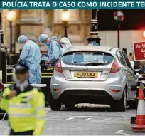  ??  ?? Polícia trabalha em carro usado em um suposto atentado em Londres; o motorista foi preso na hora