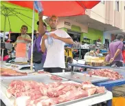  ??  ?? La carne en este mercado se expende sin reglas.