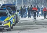  ?? BULLING/DPA
FOTO: MARIUS ?? In der Ellwanger Landeserst­aufnahmeei­nrichtung für Flüchtling­e stehen nach einem Streit unter Bewohnern Dutzende Polizei- und Rettungsfa­hrzeuge.