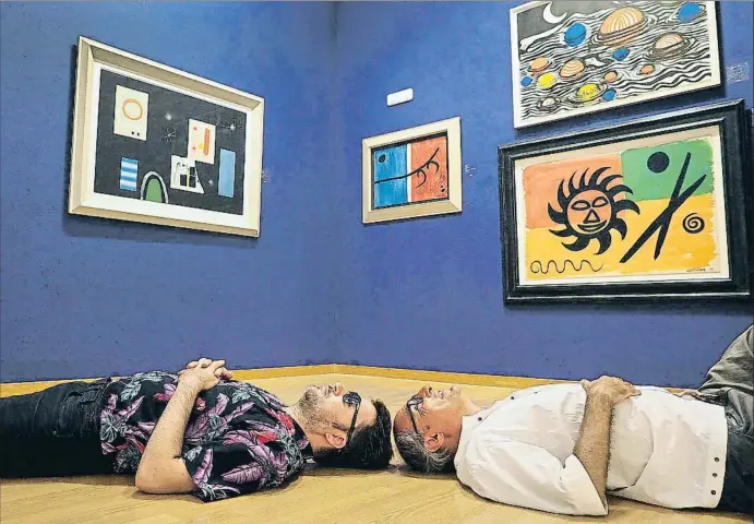  ?? PERE DURAN / NORD MEDIA ?? Albert Serra i Vicenç Altaió han projectat els seus somnis al Casino de Cadaqués; a sobre, dues obres de Miró (esquerra) i dues de Calder (a la dreta)