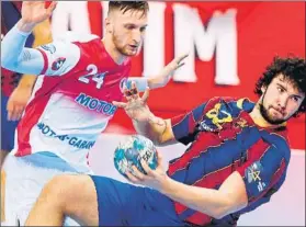  ?? FOTO: EFE ?? El pivote portugués del Barça Luis frade, tras superar a Horiha, ayer en el Palau