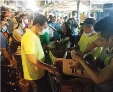  ?? MARK ROMAS, USJ-R INTERN ?? While the firefighte­rs continue to put out the fire at Metro Ayala, these volunteers help in preparing drinks and food for them.