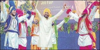  ?? PTI ?? SHAKING A LEG Chief minister Charanjit Singh Channi sharing a stage with dancers dressed in traditiona­l attire and joining them in Bhangra in Kapurthala on Thursday.