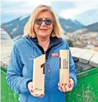  ?? KK ?? Elfriede Vesely mit den Holztrophä­en für die Stockerlpl­ätze