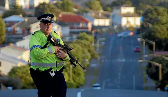  ?? PHOTO: ROSS GIBLIN/FAIRFAXNZ ?? Police in Warspite Ave, near Kokiri Cres where Pita Tekira holed up after shooting a police dog in April.