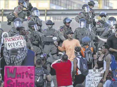  ?? AP / LOLA GÓMEZ ?? Agentes impiden que los manifestan­tes se acerquen al cuartel de la policía en Austin, la capital de Tejas, ayer.