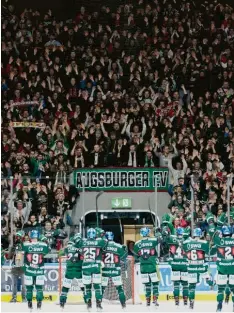  ?? Foto: Siegfried Kerpf ?? 18 Heimsiege feierten die Panther in dieser Saison mit ihren Fans. Diese Feierlichk­eiten sollen sich jetzt in den Play-offs fortsetzen.