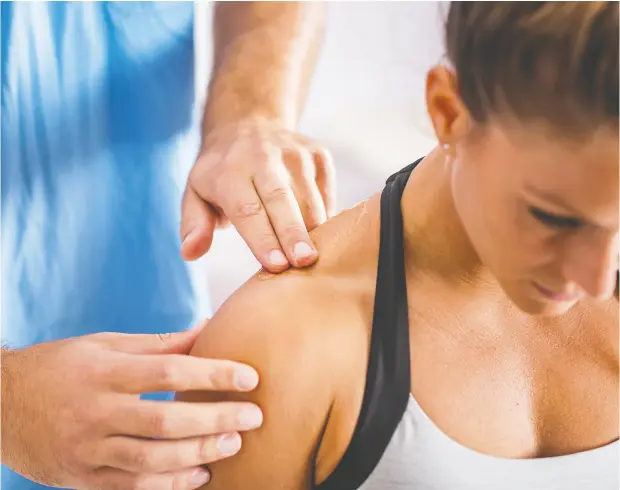  ?? Gett y Imag es / istockphot­o ?? Frozen shoulder is caused by inflammati­on that makes the shoulder’s ligaments contract and tighten up.