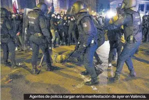  ?? EL PERIÓDICO ?? Agentes de policía cargan en la manifestac­ión de ayer en València.