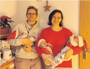  ?? FOTO: HÖLDKE ?? Stolze Eltern: Gregor und Yasmin Höldke mit ihren Drillingen.
