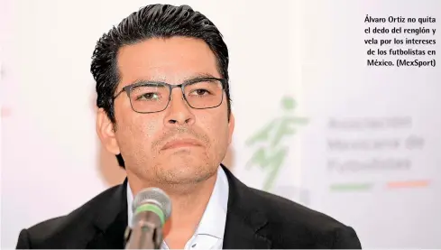  ??  ?? Álvaro Ortiz no quita el dedo del renglón y vela por los intereses de los futbolista­s en México. (MexSport)