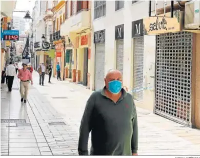  ?? ALBERTO DOMÍNGUEZ ?? Un hombre camina por el centro de Huelva ante la mayoría de los comercios cerrados.