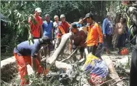  ??  ?? RIZAL AMRULLOH/JAWA POS RADAR MOJOKERTO DIEVAKUSI: Relawan menebang dahan pohon beringin yang ambruk di Sumber Tuwiri, Desa Tunggalpag­er, Pungging, kemarin.