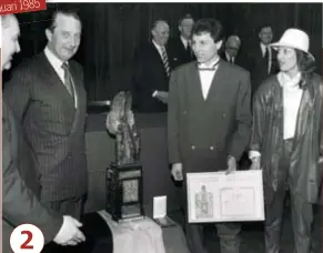  ??  ?? 2 Prins Albert lauwert André Malherbe als laureaat van de Nationale Trofee voor Sportverdi­enste. FOTO RR