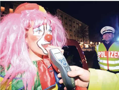  ?? FOTO: DPA ?? An Karneval sollten Jecken besser das Auto stehen lassen.