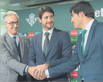  ?? FOTO: EFE ?? Máxima confianza en Víctor Sánchez del Amo El nuevo técnico del Betis junto al director deportivo Torrecilla y el presidente Haro