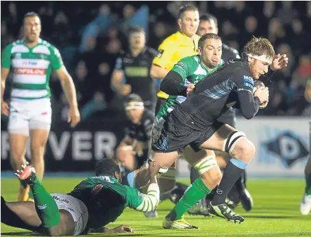  ?? Picture: SNS Group. ?? Rob Harley bursts through for Glasgow’s second try of the night.