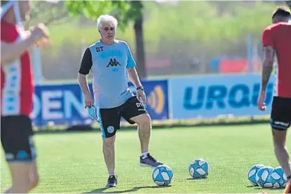  ?? (JAVIER FERREYRA) ?? Es tuyo, Julio. Constantin pisa la pelota y trata de ordenar a sus dirigidos para jugar en Río Cuarto.