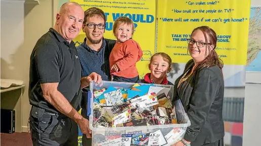  ?? PHOTO: RICKY WILSON/STUFF ?? Marlboroug­h Civil Defence emergency services officer Gary Spence, left, thanks Blenheim family, from left, Hemi Jones, Zildjian Jones, 1, Sophia Buckland, 11, and Jessica Giddens.