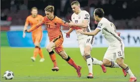  ?? FOTO: GETTY ?? Frenkie Jong conduce el balón ante Letonia en el última victoria de la ‘Oranje' (2-0)