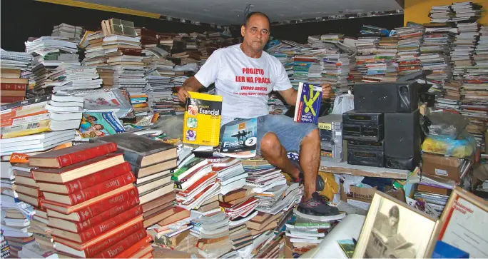  ??  ?? Fundado há 18 anos, pelo ex-escoteiro Lázaro Planzo, 54, o projeto Ler na Praça reúne 100 mil volumes que são distribuid­os gratuitame­nte para quem tiver interesse em literatura