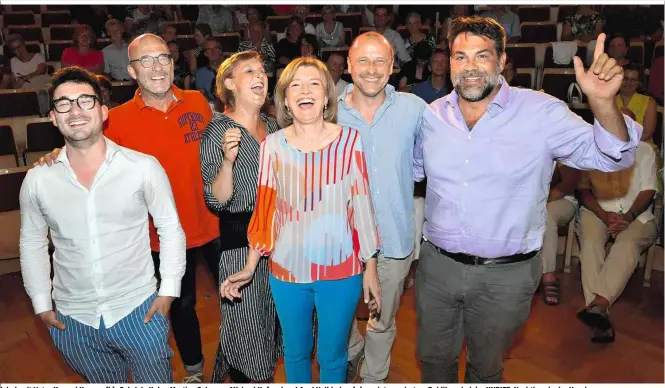  ??  ?? Jakob mit Vater Konrad Kramar (l.), Gabriele Kuhn, Martina Salomon, Michael Hufnagl und Axel Halbhuber (r.) vor interessie­rtem Publikum bei der KURIER-Nachtlese in der Urania