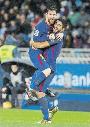  ?? FOTO: PEP MORATA ?? Leo Messi y Luis Suárez se abrazan tras el gol de falta del argentino en Anoeta