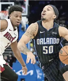  ?? ?? El Escolta del Magic, Cole Anthony (50) conduce alrededor de Keyle Lowry, del Heat durante el juego del domingo