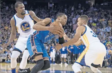  ??  ?? MORBO. Durant, en su primer partido contra los Thunder, y Curry tratan de frenar a Westbrook.