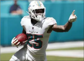  ?? BRYNN ANDERSON — THE ASSOCIATED PRESS FILE ?? Dolphins cornerback Xavien Howard (25) is nursing a knee injury, leaving his availabili­ty uncertain for the Miami Dolphins on Sunday against New England.