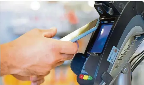  ?? FOTO: FRANZISKA GABBERT/DPA ?? Viele Einzelhänd­ler akzeptiere­n Bezahl-Apps wie Google Pay. So können Kunden mit dem Smartphone ihren Einkauf begleichen.